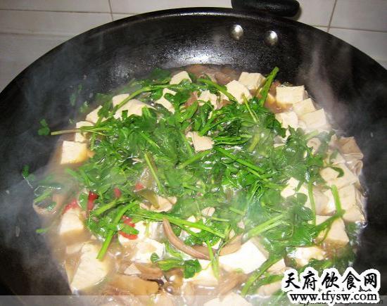 苜蓿炖豆腐的做法