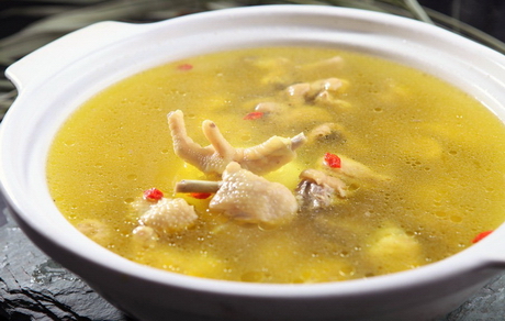 合适炎炎夏日的养分汤:奶白鲫鱼薏米汤