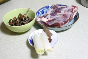 干蘑菇红烧肉的做法步骤1