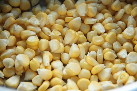 咸蛋黄炸玉米粒的做法步骤2