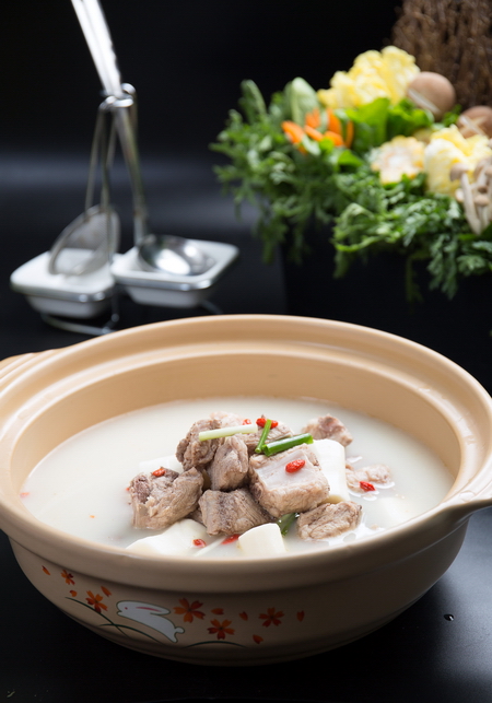 颜色与味觉的两层引诱：韩式辣白菜豆腐汤